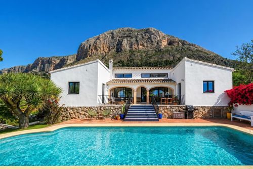 La Fuente Moderna y cómoda villa con piscina privada en Jávea, Costa Blanca, España, para 8 personas. La casa está situada en una zona residencial de playa....