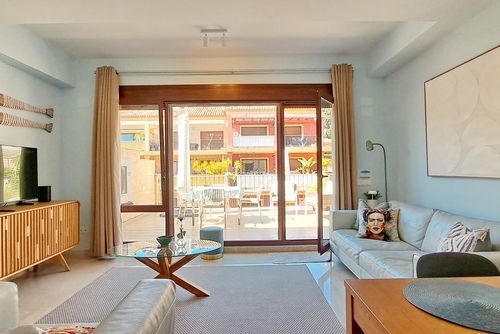 Jardines de Montemar Oasis Groot en vrolijk appartement in Benissa, Costa Blanca, Spanje met een gemeenschappelijk zwembad voor 4 personen. Het appartement is gelegen in een kust- en woongebied en ligt op 2 km van het Cala Baladrar strand....
