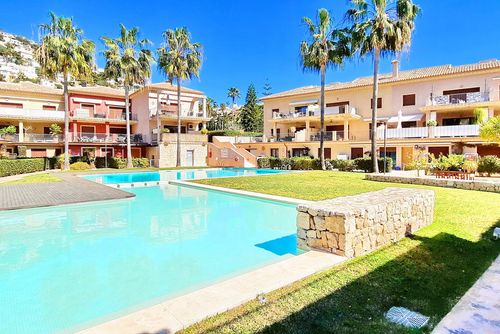 Jardines de Montemar Oasis Apartamento amplio y alegre en Benissa, Costa Blanca, España, con piscina comunitaria para 4 personas. El apartamento está situado en una zona costera y residencial, a 2 km de la playa de Cala Baladrar....