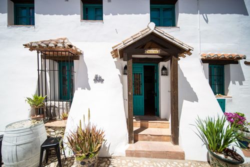 Preciosa Casa Rural en El Acebuchal AX-1AC Vikendica u Competi, Costa del Sol, Španjolska s privatnim bazenom za 8 osoba. Kuća se nalazi u ruralnom, šumovitom, stambenom i planinskom području, blizu restorana i barova te 8 km od Frigiliane....