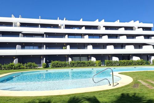Atico Zen Modern en comfortabel appartement in Denia, Costa Blanca, Spanje met een gemeenschappelijk zwembad voor 6 personen. Het appartement is gelegen in een residentieel strandgebied, dicht bij restaurants en bars, 100 m van het Santa Ana / Les Deveses strand en 5 km van El Verger....