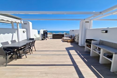 Atico Zen Modern en comfortabel appartement in Denia, Costa Blanca, Spanje met een gemeenschappelijk zwembad voor 6 personen. Het appartement is gelegen in een residentieel strandgebied, dicht bij restaurants en bars, 100 m van het Santa Ana / Les Deveses strand en 5 km van El Verger....