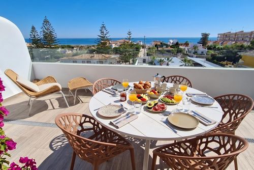 Atico Zen Modern en comfortabel appartement in Denia, Costa Blanca, Spanje met een gemeenschappelijk zwembad voor 6 personen. Het appartement is gelegen in een residentieel strandgebied, dicht bij restaurants en bars, 100 m van het Santa Ana / Les Deveses strand en 5 km van El Verger....