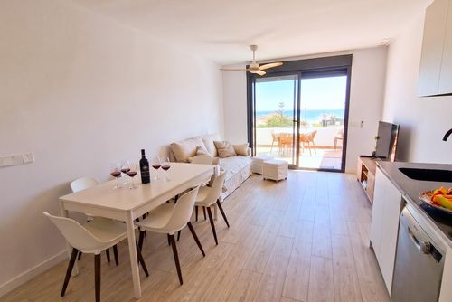 Atico Zen Appartement moderne et confortable à Denia, Costa Blanca, Espagne, avec une piscine commune pour 6 personnes. L'appartement est situé dans un quartier résidentiel en bord de mer, à proximité de restaurants et de bars, à 100 m de la plage de Santa Ana / Les Deveses et à 5 km d'El Verger....