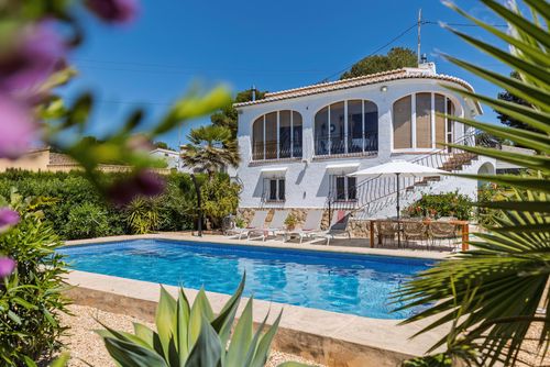 Casa Roncadell Villa in Javea, Costa Blanca, Spanien mit privatem Pool für 6 Personen. Das Haus befindet sich in der Nähe von Restaurants, Bars und Supermärkten und ist 3 km vom Granadella-Strand entfernt....