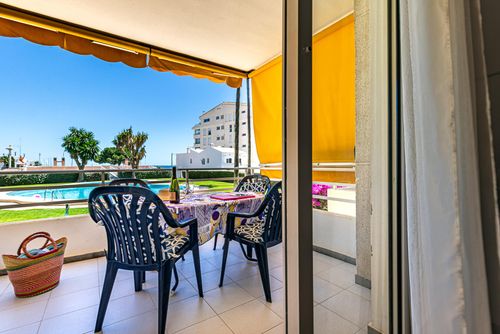 Altea Puerto apartamento Appartamento classico e allegro ad Altea, Costa Blanca, Spagna, con piscina comune per 3 persone. L'appartamento è situato in una zona residenziale vicino alla spiaggia, a pochi passi da ristoranti e bar, negozi e supermercati, e dista 200 m dalla spiaggia di Altea....