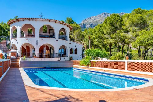 Altea Riquet Geweldig en comfortabel vakantiehuis met verwarmd zwembad in Altea, Costa Blanca, Spanje voor 10 personen. Het huis is gelegen in een kustachtige, heuvelachtige, bosrijke en residentiële omgeving en ligt op 3 km van Altea la Vieja....