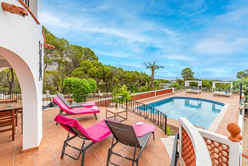 Altea Riquet Wunderschönes und komfortables Ferienhaus mit beheiztem Pool in Altea, Costa Blanca, Spanien für 10 Personen. Das Haus befindet sich in einer kuppigen, bewaldeten und wohnlichen Küstengegend und ist 3 km von Altea la Vieja entfernt....