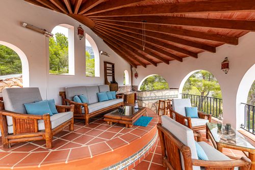 Altea Riquet Meravigliosa e confortevole casa vacanze ad Altea, Costa Blanca, Spagna, con piscina riscaldata per 10 persone. La casa è situata in un'area residenziale costiera, collinare e boschiva, a 3 km da Altea la Vieja....
