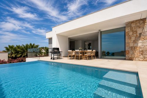 Villa Hamilton Hermosa y lujosa villa con piscina privada en Benitachell, Costa Blanca, España para 8 personas. La villa está situada en una zona residencial y montañosa cerca de la playa, a 2 km de la playa CALA MORAIG y a 5 km de MORAIRA....