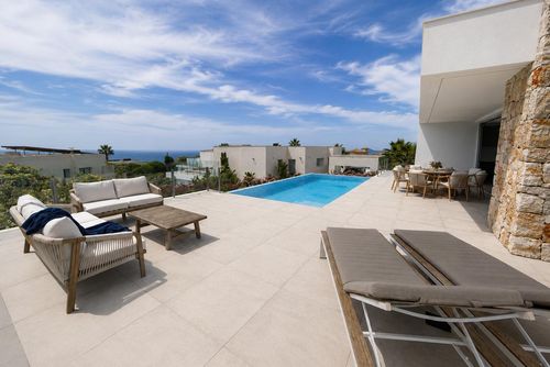 Villa Hamilton Prachtige en luxe villa met privézwembad in Benitachell, Costa Blanca, Spanje voor 8 personen. De villa is gelegen in een residentieel en bergachtig strandgebied, 2 km van het CALA MORAIG-strand en 5 km van MORAIRA....
