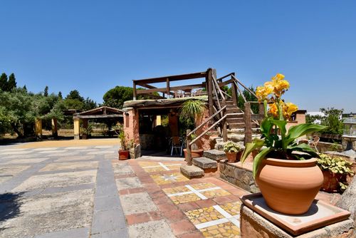Mi Reina Villa rústica y encantadora con piscina privada en Chiclana de la Frontera, Costa de la Luz, España, para 4 personas. La casa se encuentra en una zona rural cercana a la playa y está a 5 km de El Colorado....