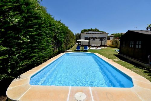 Alhambra Hermosa y cómoda villa en Chiclana de la Frontera, Costa de la Luz, España, con piscina privada para 6 personas. La casa está situada en una zona rural cercana a la playa....