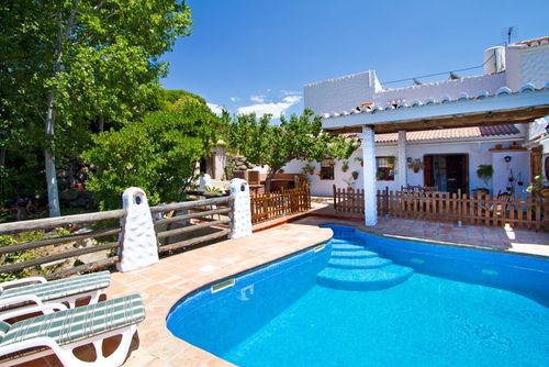 Hermosa casa rural con piscina AX-29F Casa de vacaciones en Frigiliana, Costa del Sol, España, con piscina privada para 6 personas. La casa está situada en una zona rural, arbolada y montañosa....