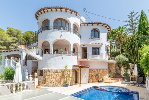 Viilla Monza Villa in Benissa, Costa Blanca, Spanien mit privatem Pool für 6 Personen. Das Haus befindet sich in einem urbanen Strandgebiet, nahe einem Tennisplatz und 2 km vom Strand Cala Baldrar entfernt....