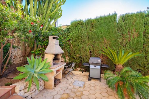 Viilla Monza Villa in Benissa, Costa Blanca, Spain with private pool for 6 persons. The house is situated in an urban beach area, close to a tennis court and 2 km from Cala Baldrar beach....
