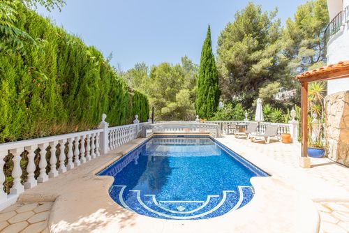 Viilla Monza Villa in Benissa, Costa Blanca, Spanje met privézwembad voor 6 personen. Het huis is gelegen in een stedelijk strandgebied, dicht bij een tennisbaan en op 2 km van het Cala Baldrar strand....