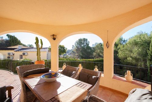 Viilla Monza Villa à Benissa, Costa Blanca, Espagne avec piscine privée pour 6 personnes. La maison est située dans une zone urbaine de plage, à proximité d'un court de tennis et à 2 km de la plage de Cala Baldrar....