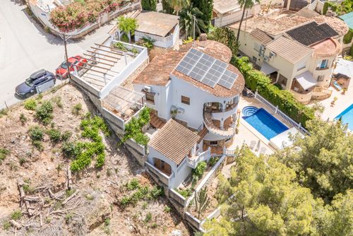 Viilla Monza Villa in Benissa, Costa Blanca, Spanje met privézwembad voor 6 personen. Het huis is gelegen in een stedelijk strandgebied, dicht bij een tennisbaan en op 2 km van het Cala Baldrar strand....