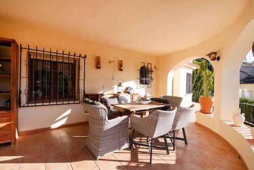 Viilla Monza Villa in Benissa, Costa Blanca, Spanien mit privatem Pool für 6 Personen. Das Haus befindet sich in einem urbanen Strandgebiet, nahe einem Tennisplatz und 2 km vom Strand Cala Baldrar entfernt....