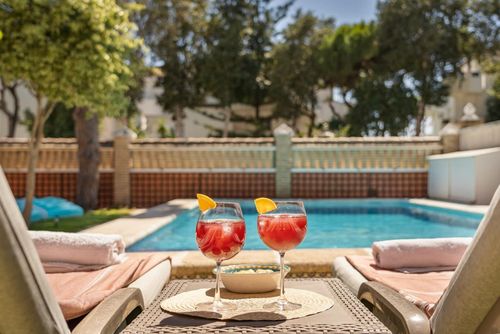 Izaro Magnifique et confortable villa avec une piscine privée à Chiclana de la Frontera, Costa de la Luz, Espagne, pour 10 personnes. La maison est située dans un quartier résidentiel proche de la plage, à proximité de restaurants et bars, commerces et supermarchés, et à 200 m de la plage de La Barrosa....