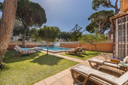 Izaro Magnifique et confortable villa avec une piscine privée à Chiclana de la Frontera, Costa de la Luz, Espagne, pour 10 personnes. La maison est située dans un quartier résidentiel proche de la plage, à proximité de restaurants et bars, commerces et supermarchés, et à 200 m de la plage de La Barrosa....