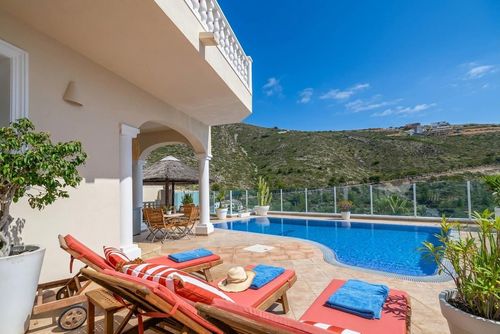 Paradise Maravillosa y cómoda villa en Benitachell, Costa Blanca, España con piscina privada para 6 personas. La casa está situada en una zona residencial de playa, a 4 km de la playa Cala Moraig y a 4 km de Moraira....