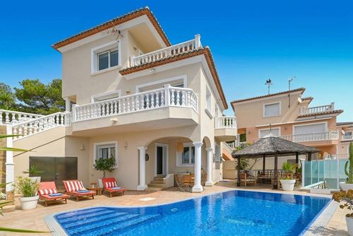 Paradise 4 pax Meravigliosa e confortevole villa a Benitachell, Costa Blanca, Spagna con piscina privata per 4 persone. La casa è situata in una zona residenziale vicino alla spiaggia, a 4 km dalla spiaggia di Cala Moraig e a 4 km da Moraira....