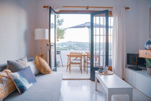 Alma Moraira Meravigliosa e accogliente casa vacanza con piscina comune a Teulada, Costa Blanca, Spagna, adatta per 4 persone. La casa è situata in una zona residenziale vicino alla spiaggia, a 3 km dal mare....