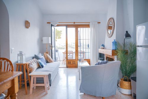Alma Moraira Maison de vacances merveilleuse et accueillante avec piscine commune à Teulada, Costa Blanca, Espagne pour 4 personnes. La maison est située dans une zone résidentielle de plage, à 3 km de la plage....