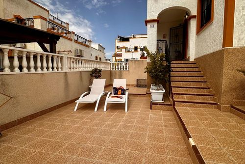 Casita Bonita - Vista Bella Golf Prachtig en vrolijk huis met gemeenschappelijk zwembad in Orihuela, Costa Blanca, Spanje voor 6 personen. Het huis is gelegen in een vakantiecomplex met bar en restaurant, in een heuvelachtig en residentieel gebied en dicht bij winkels en supermarkten....
