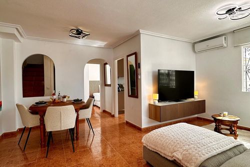 Casita Bonita - Vista Bella Golf Prachtig en vrolijk huis met gemeenschappelijk zwembad in Orihuela, Costa Blanca, Spanje voor 6 personen. Het huis is gelegen in een vakantiecomplex met bar en restaurant, in een heuvelachtig en residentieel gebied en dicht bij winkels en supermarkten....
