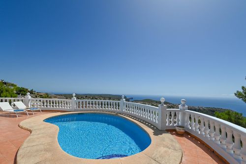 Amanecer Prachtige en gezellige villa met privézwembad in Benitachell, Costa Blanca, Spanje voor 6 personen. Het huis bevindt zich in een residentiële strandomgeving, op 3 km van het strand Cala Moraig en 3 km van Poble Nou de Benitachell....