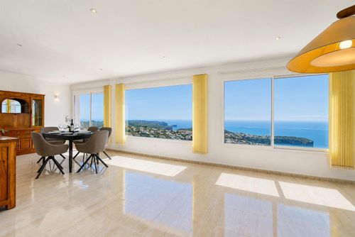 Amanecer Meravigliosa e accogliente villa con piscina privata a Benitachell, Costa Blanca, Spagna, per 6 persone. La casa è situata in una zona residenziale vicino alla spiaggia, a 3 km dalla spiaggia di Cala Moraig e a 3 km da Poble Nou de Benitachell....