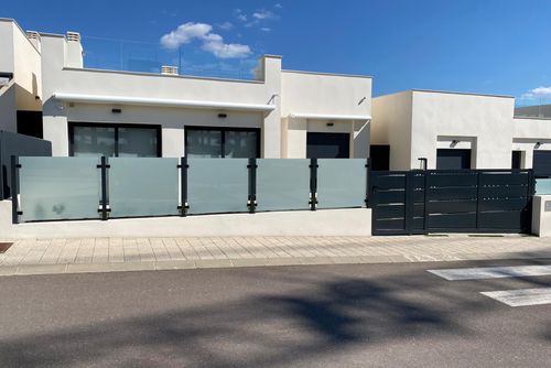 Los Altos - Lo Romero Golf Maison de vacances merveilleuse et confortable à Pinar de Campoverde, Costa Blanca, Espagne, pour 4 personnes. La maison est située dans un complexe de golf et dans une zone côtière, vallonnée et résidentielle....