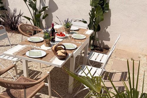El Limonero Maravillosa y cómoda casa en Denia, Costa Blanca, España para 6 personas. La casa está situada en una zona residencial de playa, cerca de restaurantes, bares y supermercados, a 500 m de la playa Las Marinas, Denia, y a 0....