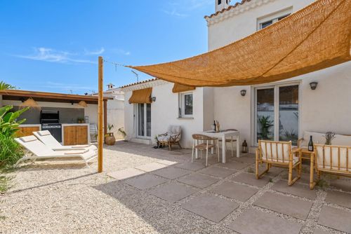 El Limonero Maravillosa y cómoda casa en Denia, Costa Blanca, España para 6 personas. La casa está situada en una zona residencial de playa, cerca de restaurantes, bares y supermercados, a 500 m de la playa Las Marinas, Denia, y a 0....