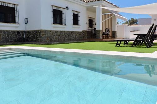 Venecia Villa classique et confortable à Chiclana de la Frontera, Costa de la Luz, Espagne, avec piscine privée pour 6 personnes. La maison est située dans un quartier résidentiel proche de la plage, à proximité de restaurants et bars, magasins et supermarchés, à 3 km de la plage de La Barrosa et à 3 km de La Barrosa....