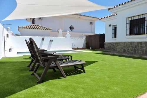 Venecia Villa clásica y cómoda en Chiclana de la Frontera, Costa de la Luz, España, con piscina privada para 6 personas. La casa se encuentra en una zona residencial de playa, cerca de restaurantes y bares, tiendas y supermercados, a 3 km de la playa de La Barrosa y a 3 km de La Barrosa....
