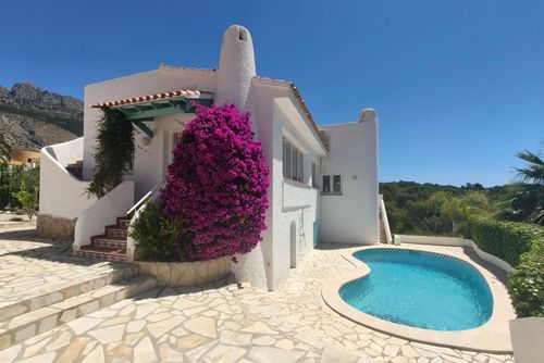 Casa Patricia Wunderschöne und komfortable Villa in Altea, Costa Blanca, Spanien, mit privatem Pool für 6 Personen. Das Haus befindet sich in einer hügeligen und Wohngegend....