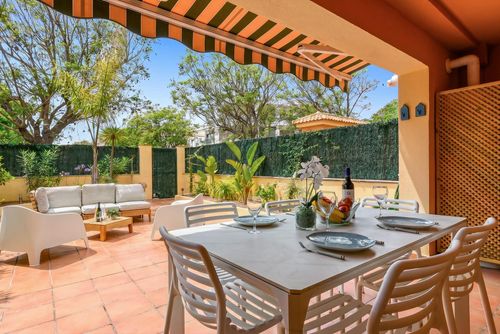La Flori Splendido e confortevole appartamento a Jávea, Costa Blanca, Spagna, con piscina comune per 2 persone. L'appartamento si trova in una zona residenziale vicino alla spiaggia, a pochi passi da ristoranti, bar e negozi, a 1 km dalla spiaggia La Grava Puerto, Jávea e a 1 km dal Mediterráneo, Jávea....