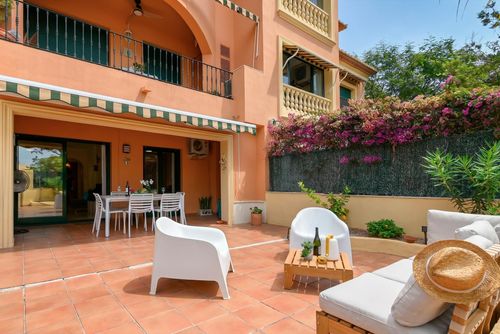 La Flori Splendido e confortevole appartamento a Jávea, Costa Blanca, Spagna, con piscina comune per 2 persone. L'appartamento si trova in una zona residenziale vicino alla spiaggia, a pochi passi da ristoranti, bar e negozi, a 1 km dalla spiaggia La Grava Puerto, Jávea e a 1 km dal Mediterráneo, Jávea....