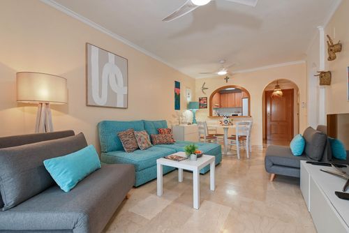 La Flori Wunderschöne und komfortable Ferienwohnung in Jávea, Costa Blanca, Spanien mit Gemeinschaftspool für 2 Personen. Die Wohnung befindet sich in einer Wohngegend am Strand, in der Nähe von Restaurants, Bars und Geschäften, 1 km vom Strand La Grava Puerto, Jávea und 1 km vom Mittelmeer, Jávea entfernt....