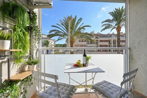Sunrise Vakker og koselig leilighet i Moraira, Costa Blanca, Spania for 4 personer. Leiligheten ligger i et boligområde ved stranden, nær restauranter og barer, butikker og supermarkeder, 200 m fra Playa de L'Ampolla-stranden og 0,2 km fra Middelhavet....