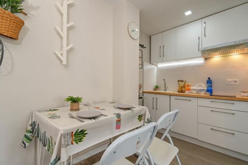 Sunrise Schönes und fröhliches Apartment in Moraira, Costa Blanca, Spanien für 4 Personen. Das Apartment befindet sich in einer Wohngegend am Strand, in der Nähe von Restaurants und Bars, Geschäften und Supermärkten, 200 m vom Strand Playa de L'Ampolla und 0,2 km vom Mittelmeer entfernt....