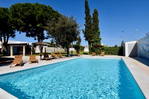 Hacienda Azul 10 Large and comfortable villa with private pool in Chiclana de la Frontera, Costa de la Luz, Spain for 10 persons. The house is situated in a rural and residential beach area and is 2 km from La Barrosa beach....