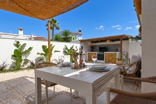El Limonero 4 pax Vidunderligt og komfortabelt hus i Denia, Costa Blanca, Spanien til 4 personer. Huset er beliggende i et beboelsesområde tæt på stranden, nær restauranter, barer og supermarkeder, 500 m fra Las Marinas, Denia strand og 0,5 km fra Middelhavet, Denia....