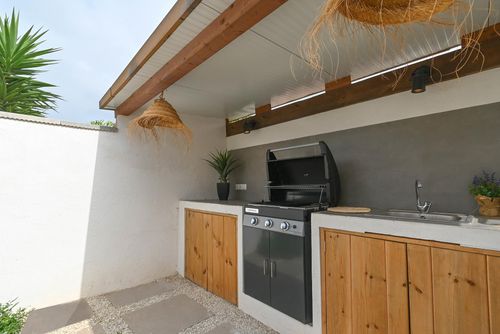 El Limonero 4 pax Fantastisk og komfortabelt hus i Denia, Costa Blanca, Spania for 4 personer. Huset ligger i et rolig strandområde, nær restauranter, barer og supermarkeder, 500 m fra Las Marinas, Denia-stranden og 0,5 km fra Middelhavet, Denia....