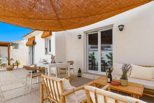 El Limonero 4 pax Magnifique et confortable maison à Denia, Costa Blanca, Espagne pour 4 personnes. La maison est située dans une zone résidentielle balnéaire, à proximité de restaurants, bars et supermarchés, à 500 mètres de la plage Las Marinas, Denia et à 0,5 kilomètre de la Méditerranée, Denia....