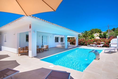 Perla de Baladrar Modern and luxurious villa in Benissa, Costa Blanca, Spain with a private pool for 6 persons. The house is situated close to restaurants and bars, 500 m from Cala Baladrar beach, 4 km from Moraira and 0....